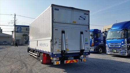 埼玉の運送業者「株式会社清光ライン」の運送トラック（背面）