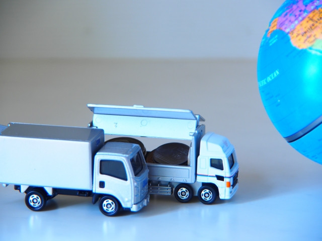 地球儀とトラックのおもちゃ