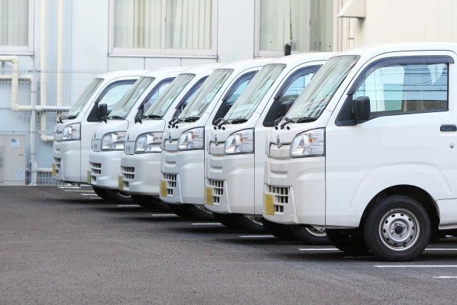 駐車場に停まっている6台の軽トラック