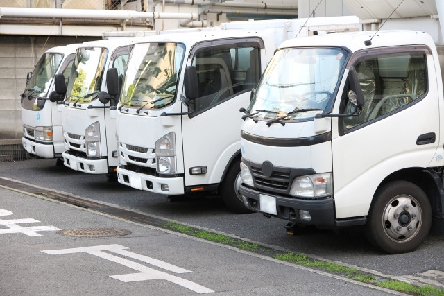 駐車場に停まっているトラック